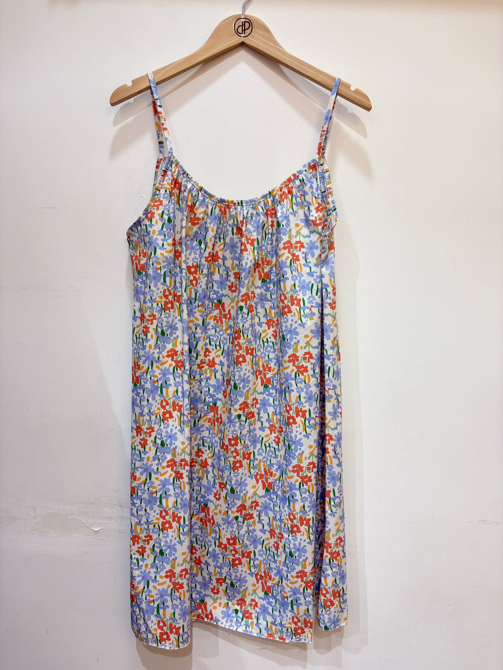 PR2667 Kurzes, fließendes Pepouze-Kleid mit Blumenprint, Spaghettiträgern und Rundhalsausschnitt aus Baumwolle