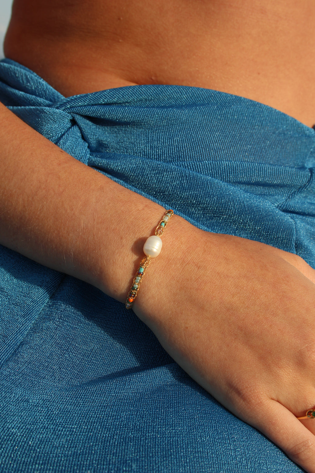 IKAT-ARMBAND MIT RUNDEN SÜSSWASSERPERLEN