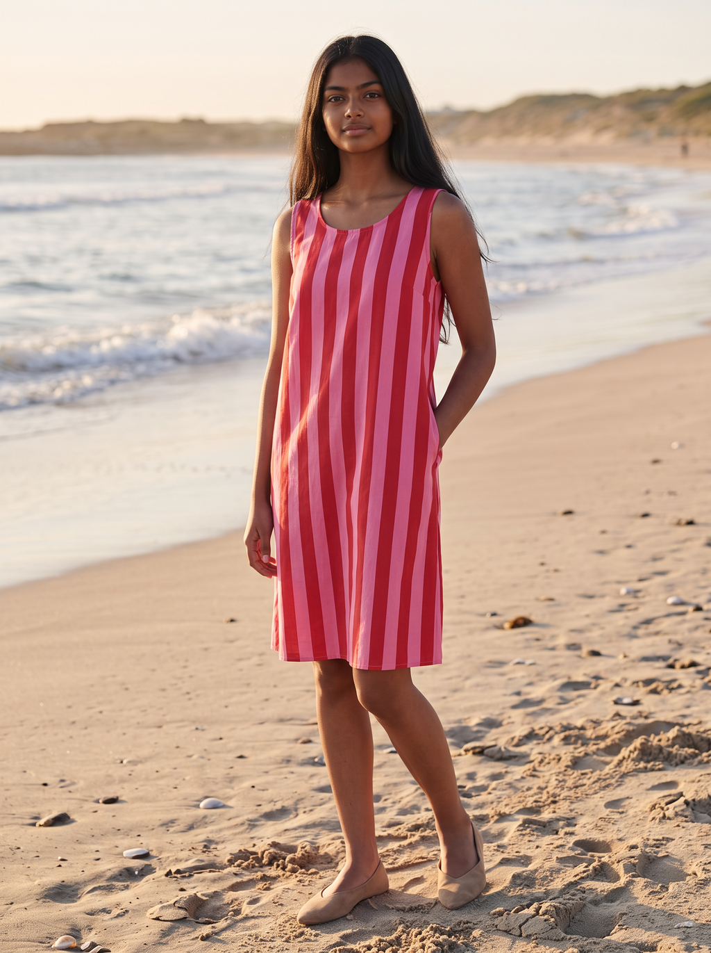 PR2665-1 Kurzes gestreiftes ärmelloses Baumwollkleid Pepouz mit Rundhalsausschnitt und Taschen
