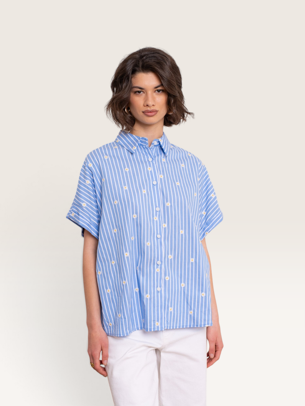 Chemise Kilky Fleur Sable_blanc_collection à rayures bleues et motifs marguerites, coupe décontractée