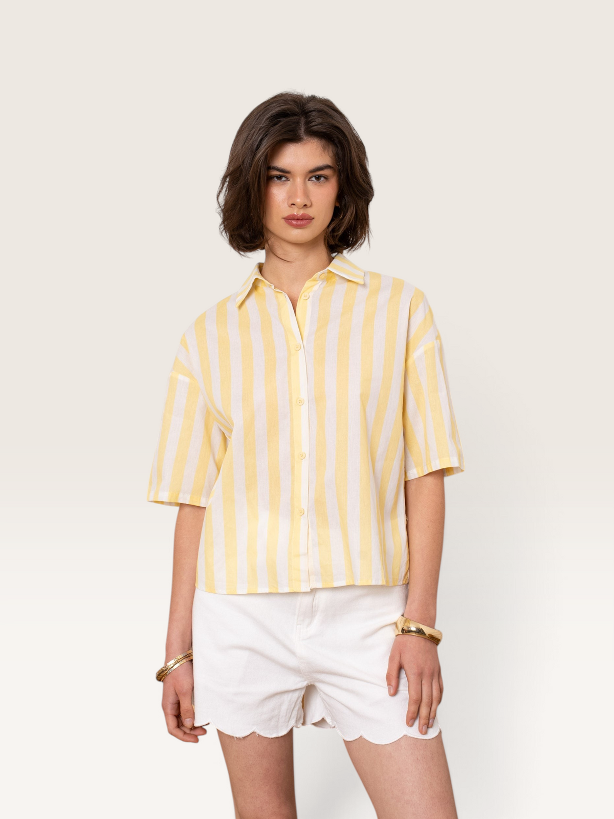 Chemise Sable_blanc_collection Kilky à rayures jaunes et blanches en coton avec manches courtes et col classique