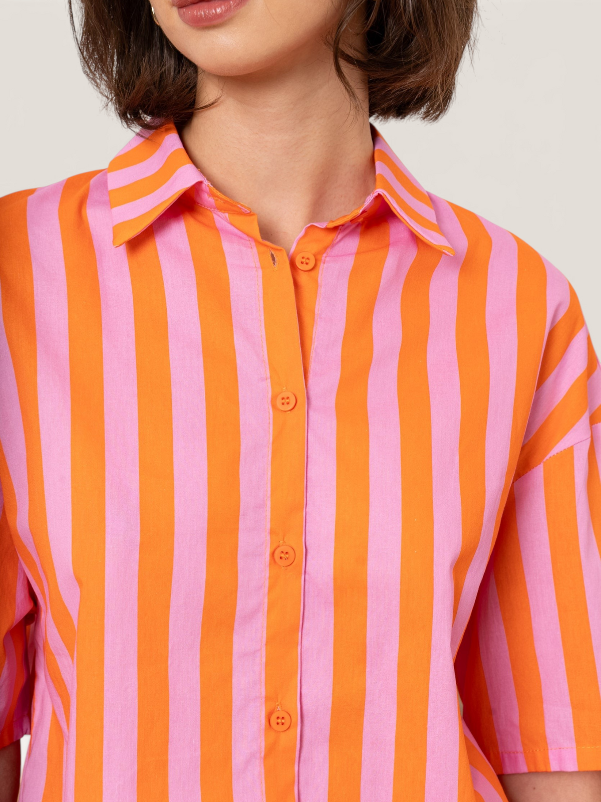 Chemise Sable_blanc_collection en coton rayé rose et orange avec col classique et boutonnage central