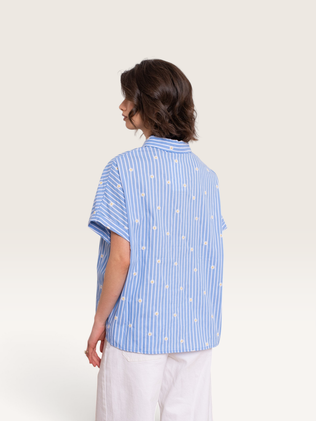 Chemise Sable_blanc_collection Kilky à rayures bleues et motif fleurs blanches portée de dos