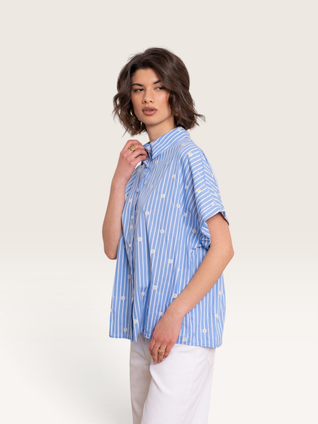 Chemise Sable_blanc_collection Kilky à rayures bleues et motif fleurs blanches portée par une femme
