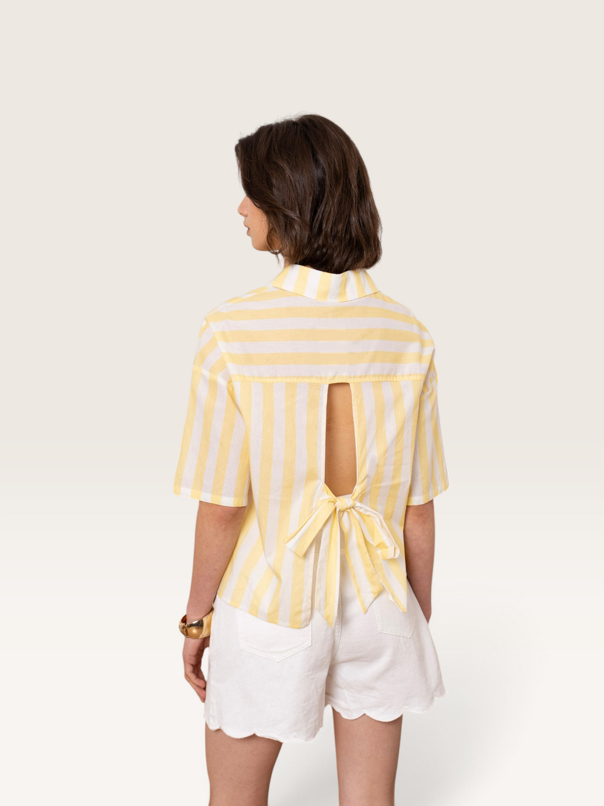 Chemise rayée jaune et blanche 100% coton Sable_blanc_collection avec dos ouvert et nœud décoratif
