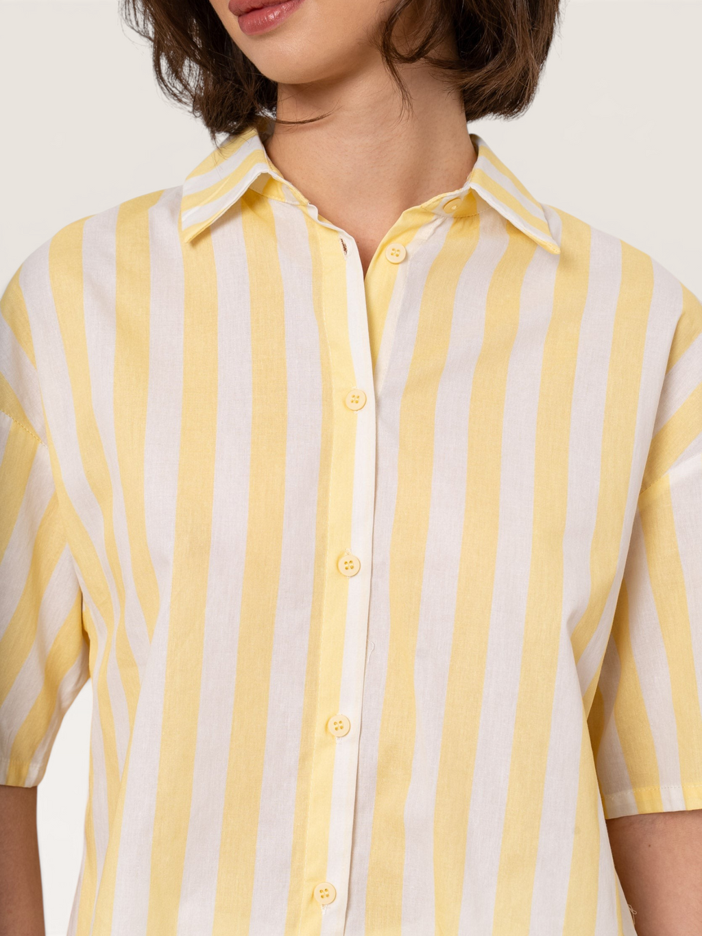 Chemise Sable_blanc_collection rayée jaune et blanc en coton avec col classique et boutonnage sur le devant