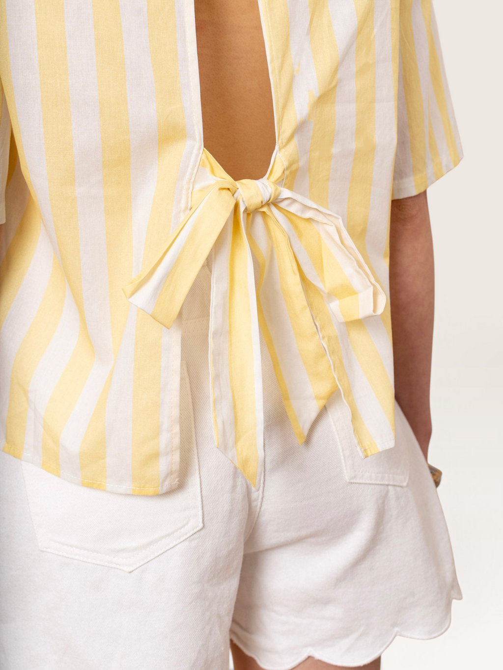 Chemise Sable_blanc_collection rayée jaune et blanche en coton avec dos ouvert et nœud décoratif