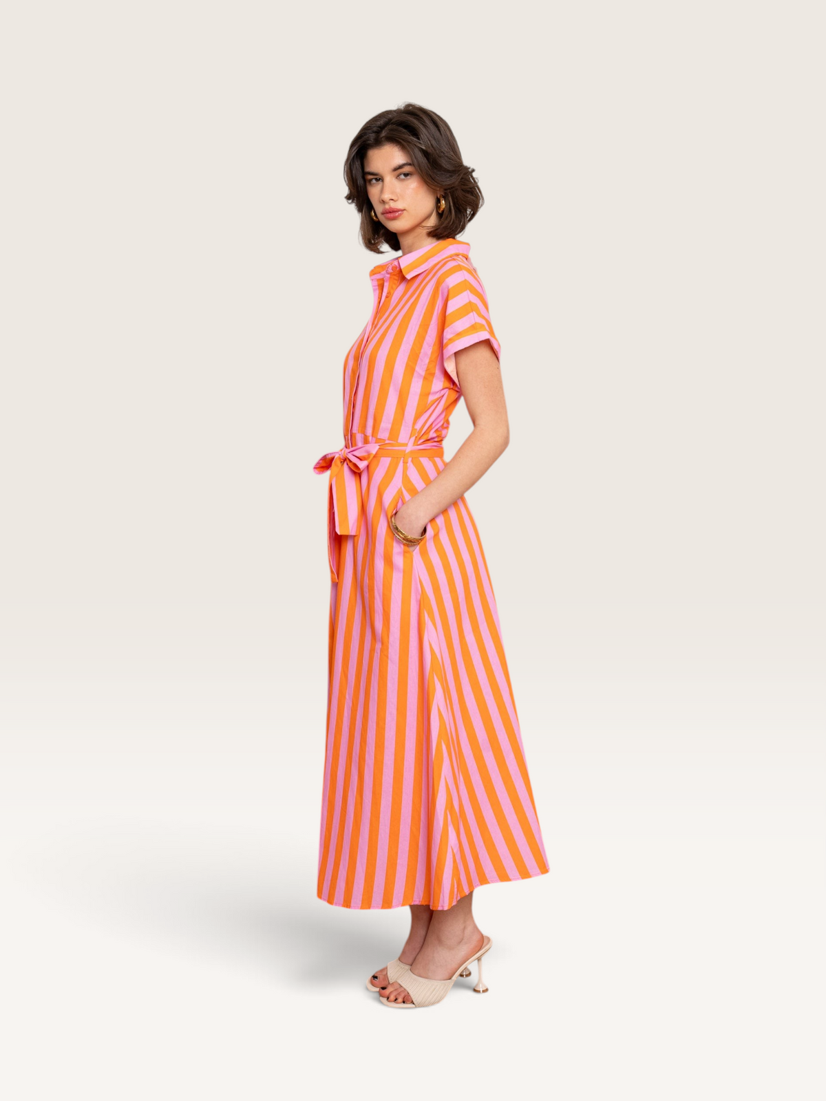 Modèle portant une combinaison Sable_blanc_collection rayée rose et orange en coton avec ceinture à la taille