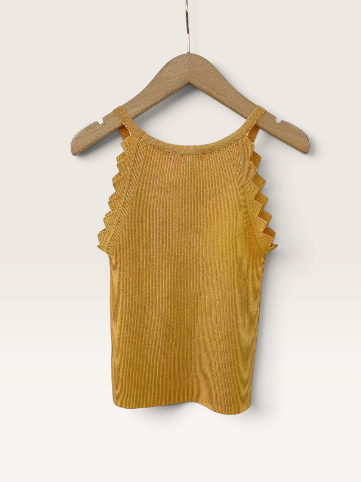 Débardeur Sable_blanc_collection jaune moutarde en maille côtelée avec bords festonnés sur un cintre en bois