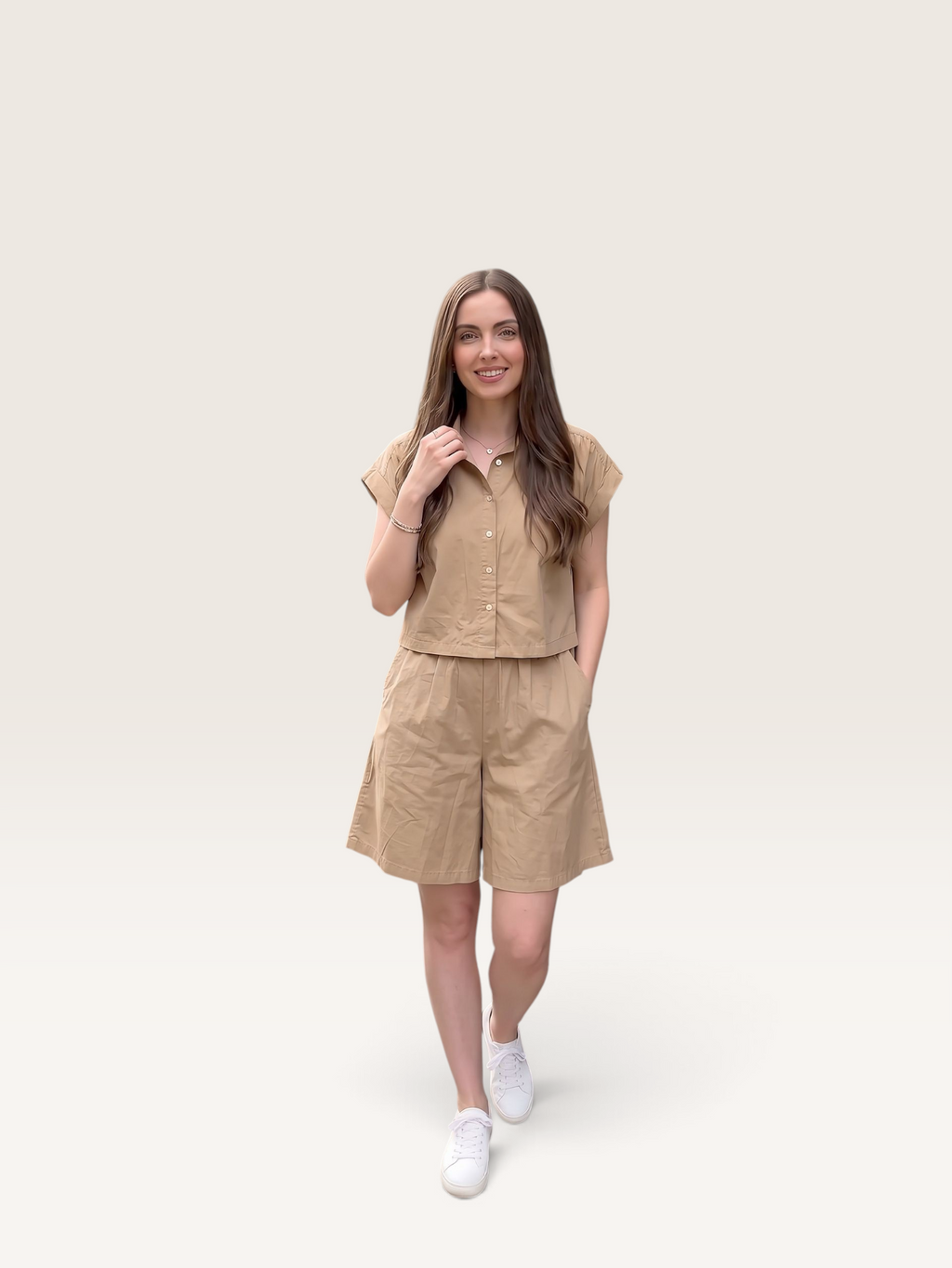 Femme portant un ensemble Sable_blanc_collection composé d'une chemise et d'un short oversize en popeline beige