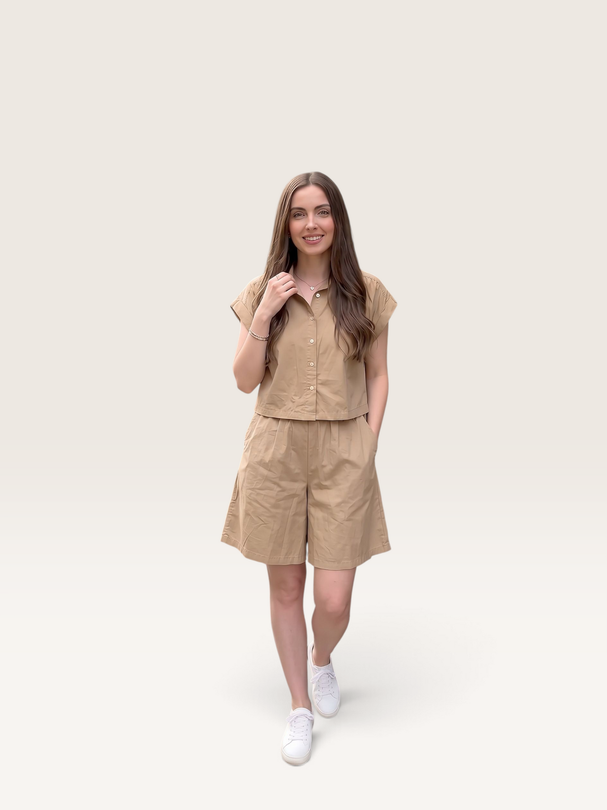 Femme portant un ensemble Sable_blanc_collection composé d'une chemise et d'un short oversize en popeline beige