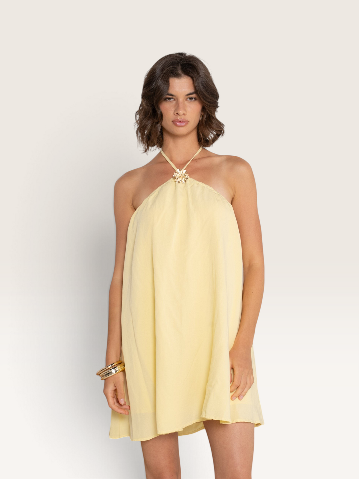 Haut court jaune Sable_blanc_collection avec encolure dos nu et détail bijou floral au cou