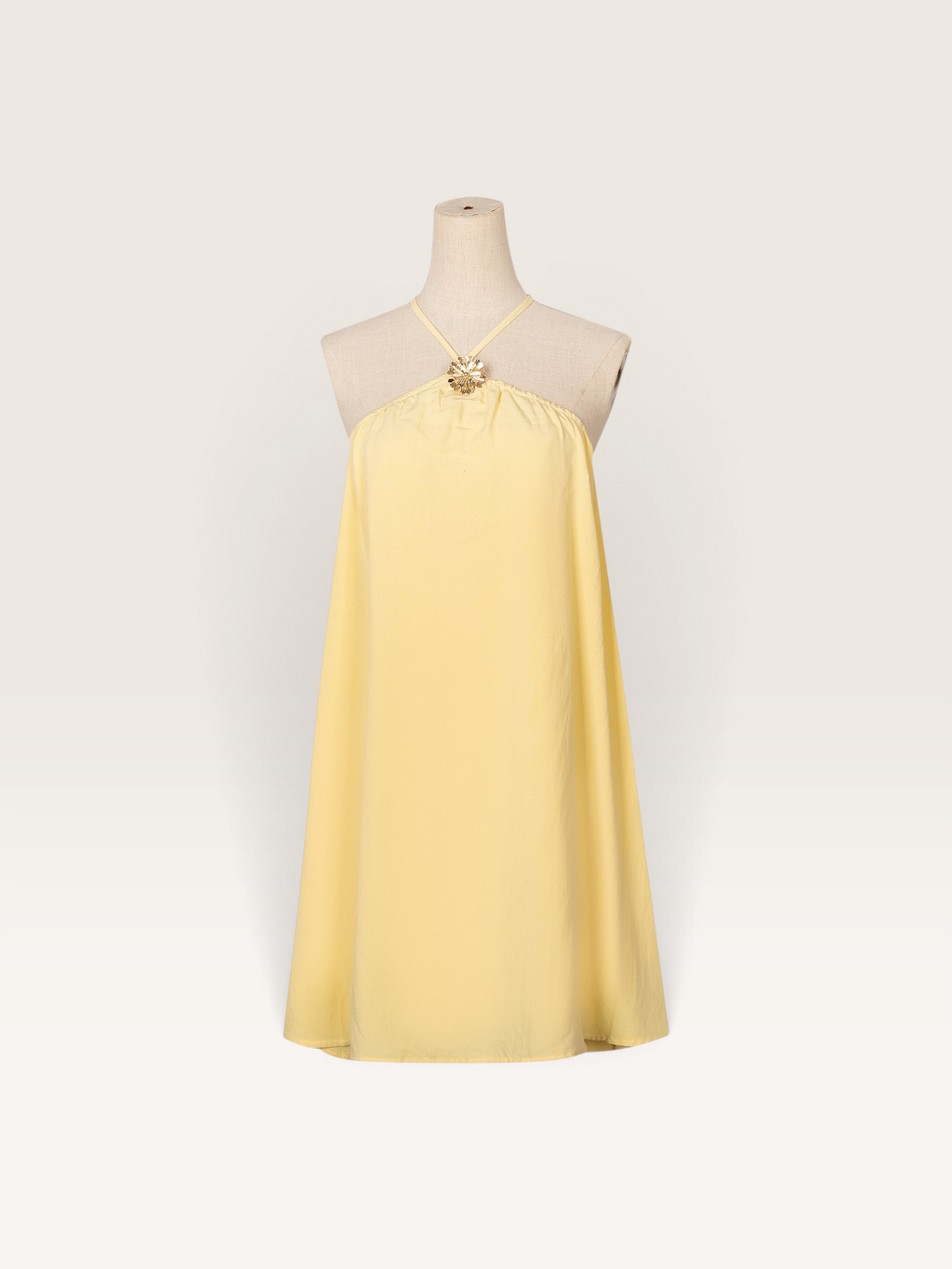 Haut Kilky Sable_blanc_collection jaune à dos nu avec détail de bijou doré sur le devant sur un mannequin