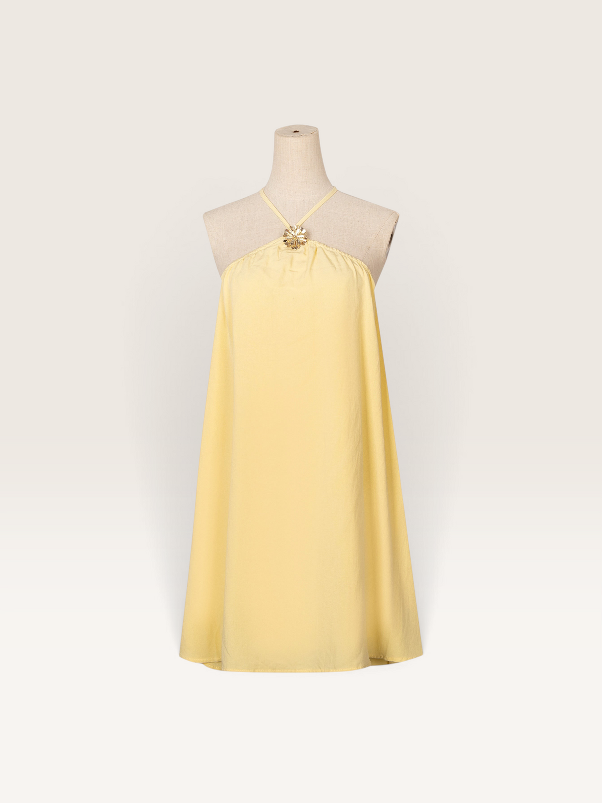Haut Kilky Sable_blanc_collection jaune à dos nu avec détail de bijou doré sur le devant sur un mannequin