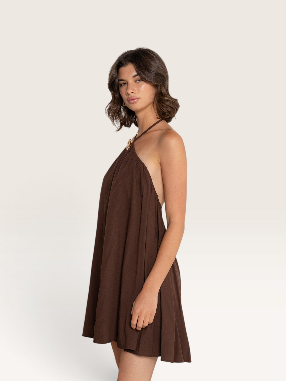 Modèle portant le haut marron Sable_blanc_collection Kilky à dos nu avec détail doré au cou