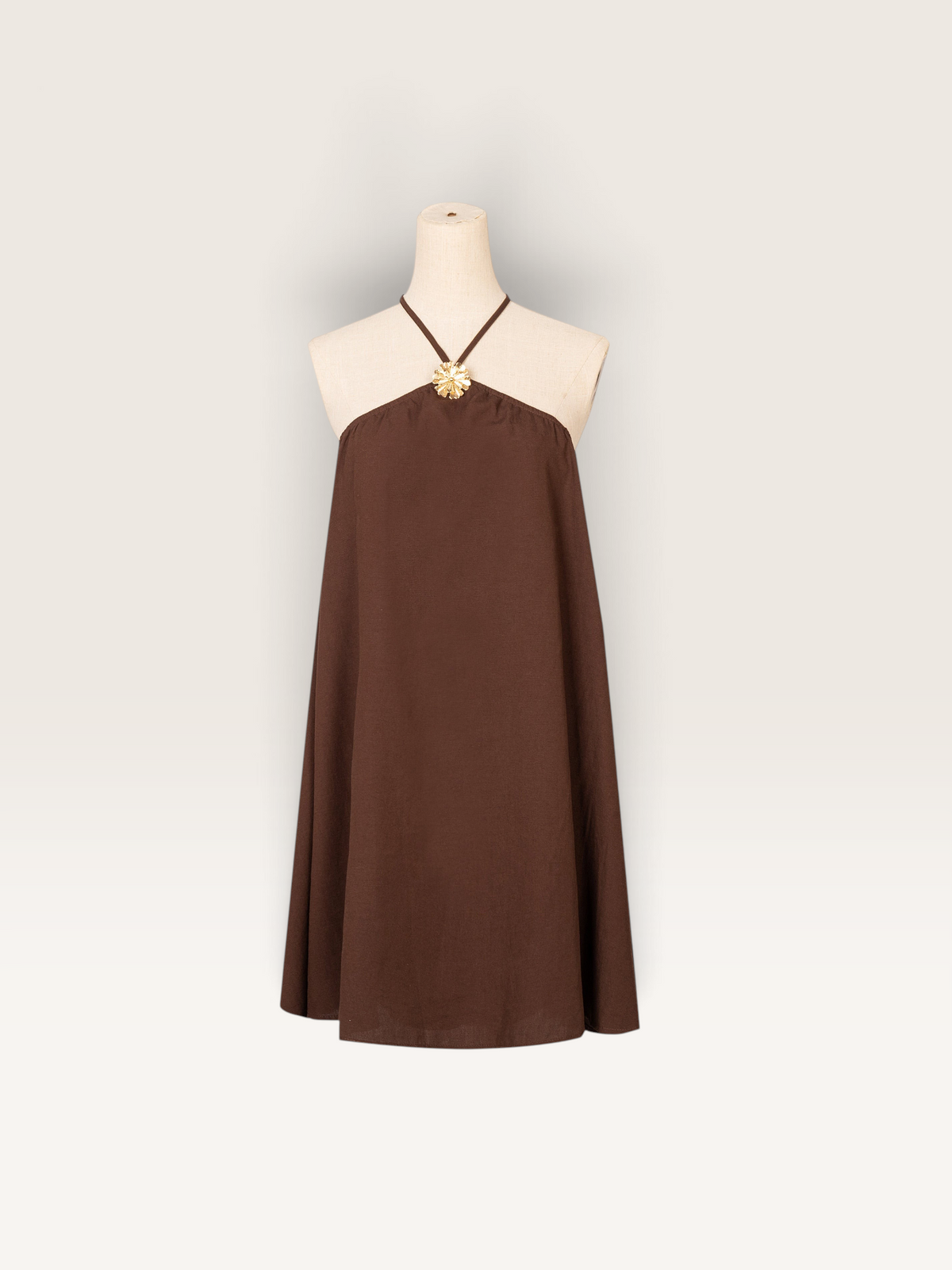 Haut Kilky marron Sable_blanc_collection avec encolure dos nu et détail de bijou doré sur le devant
