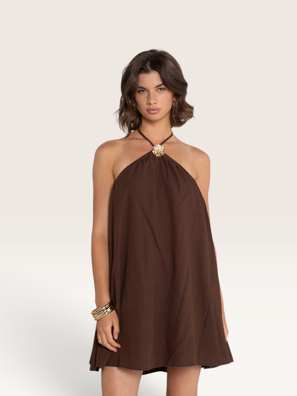 Haut Kilky marron Sable_blanc_collection avec encolure dos nu et détail bijou doré sur le devant