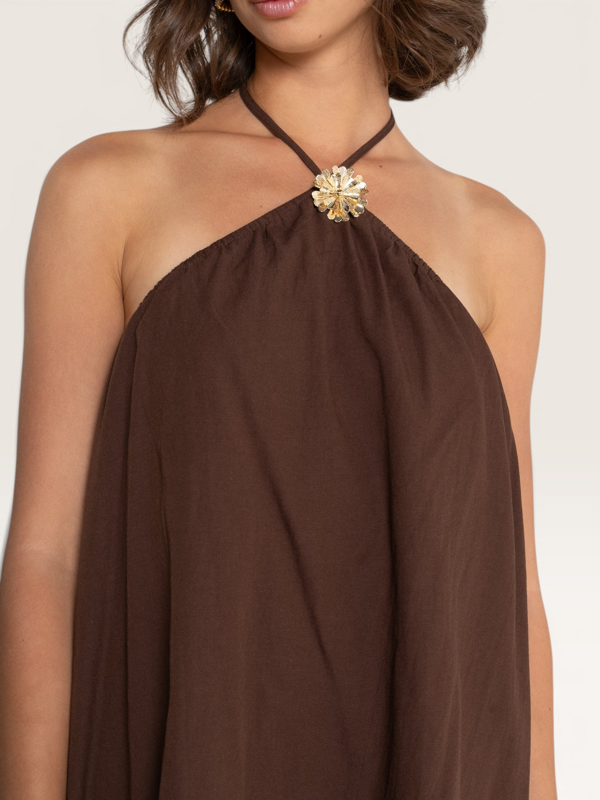 Haut marron Sable_blanc_collection avec encolure dos nu et broche fleur dorée décorative