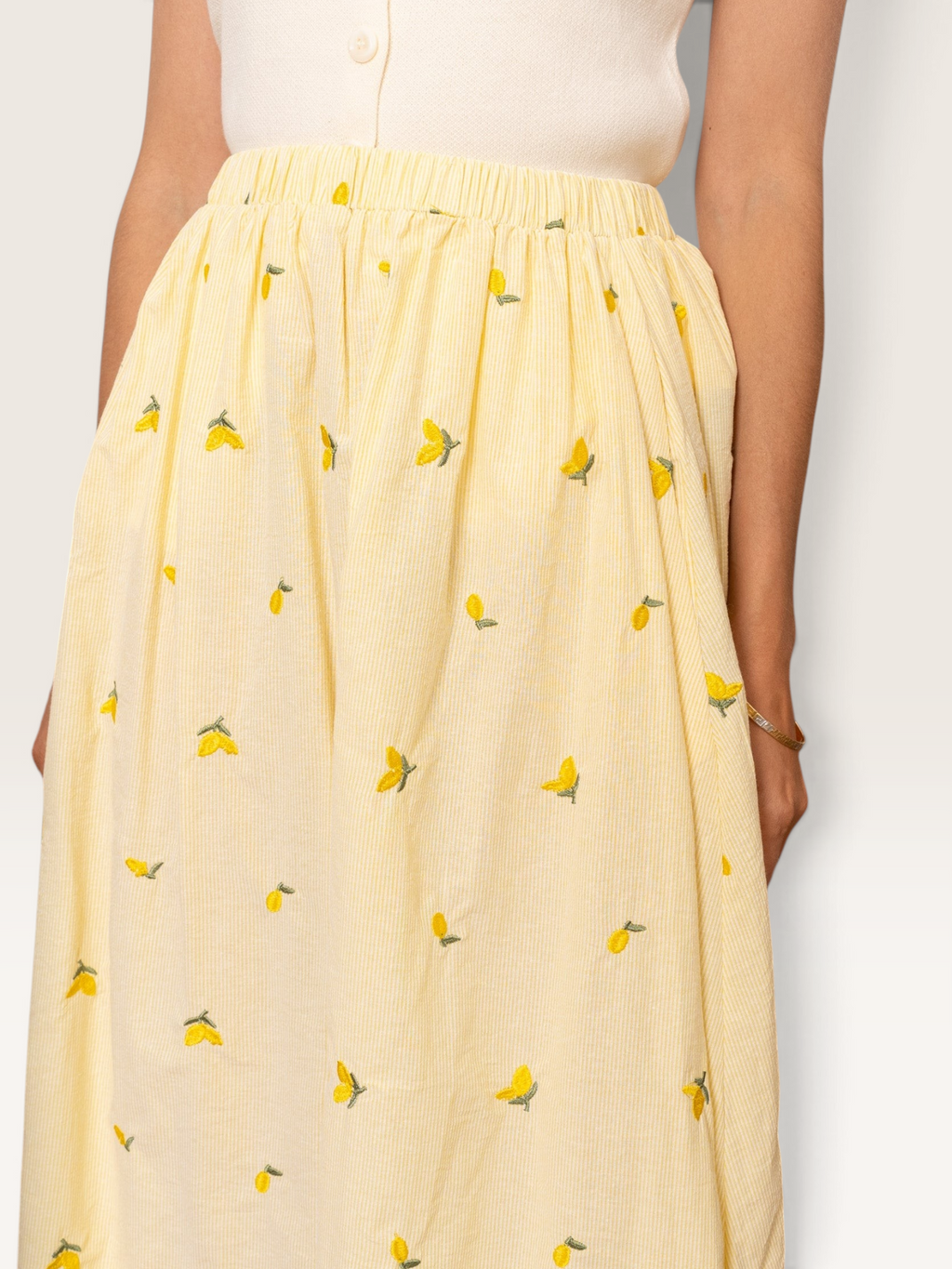 Jupe longue Sable_blanc_collection en coton jaune avec motif citrons brodés et taille élastique