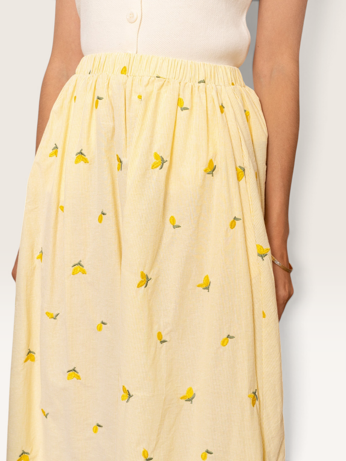 Jupe longue Sable_blanc_collection en coton jaune avec motif citrons brodés et taille élastique