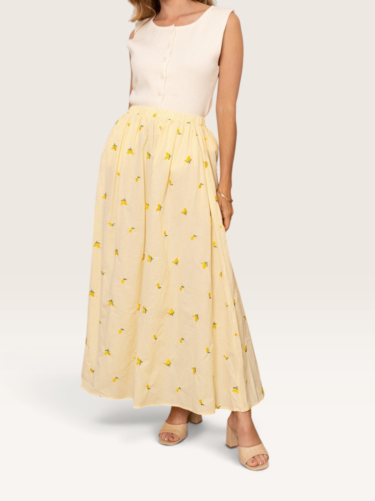 Jupe longue Sable_blanc_collection en coton jaune à motif citrons, taille élastique, portée avec un haut blanc