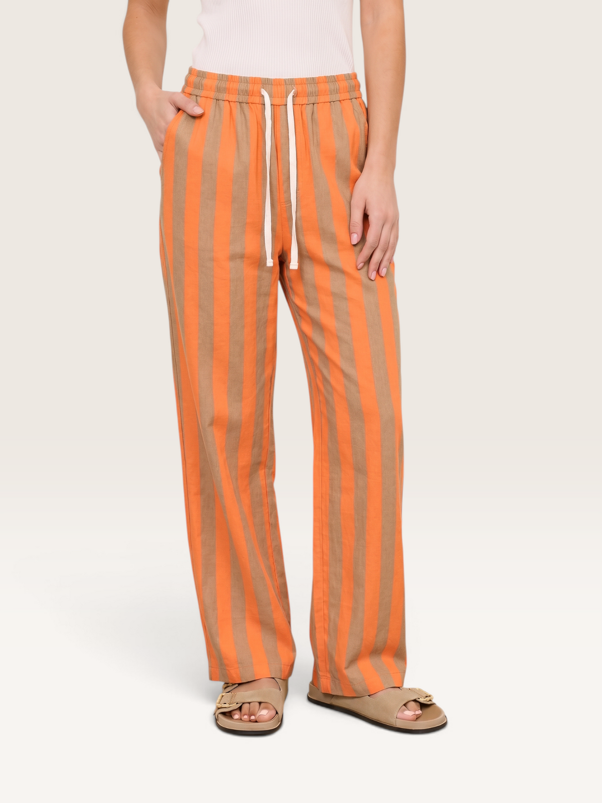 Pantalon Sable_blanc_collection Feelkoo en coton orange et beige à rayures verticales avec taille élastique