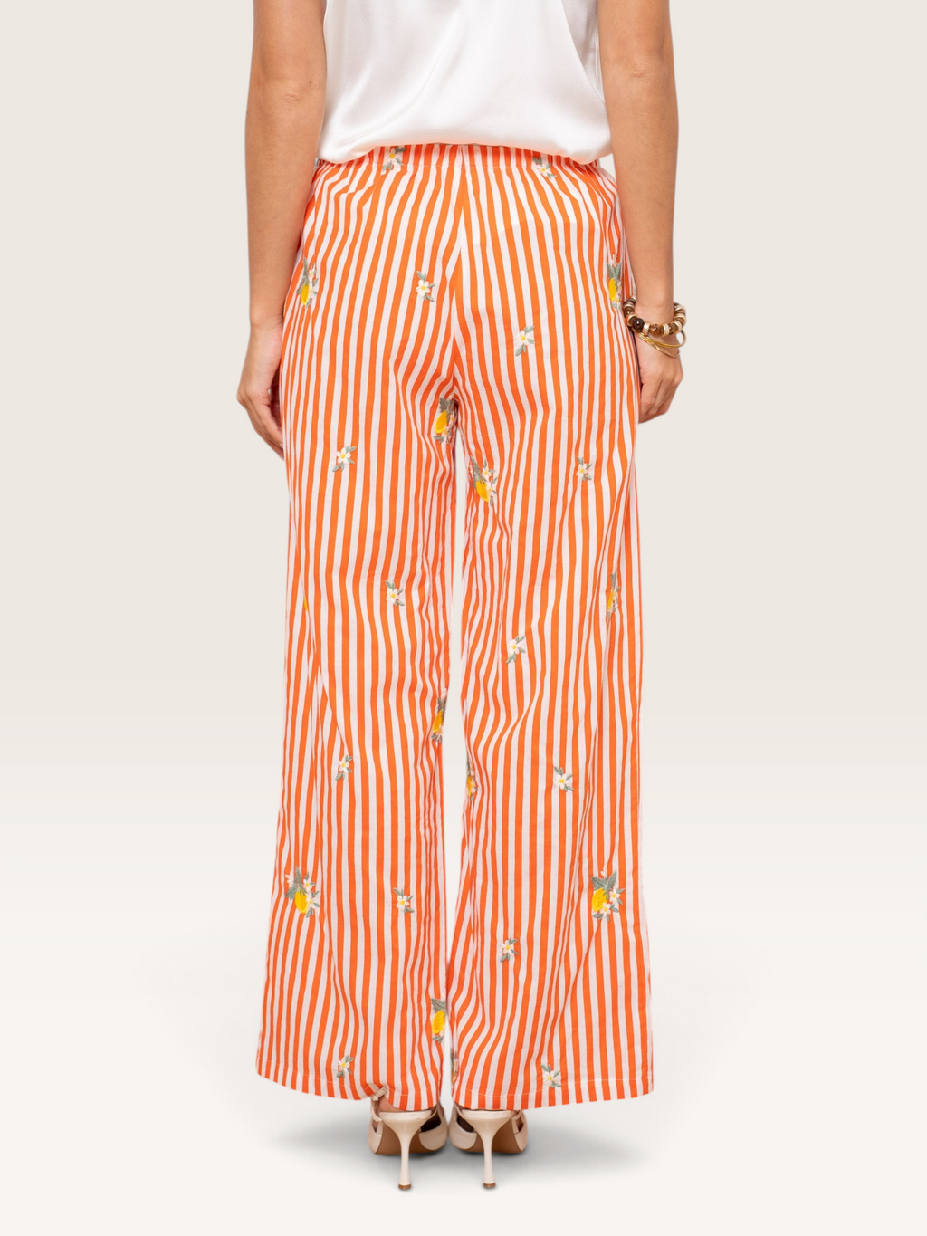 Pantalon large Sable_blanc_collection en coton rayé orange et blanc avec motif citrons, vue arrière