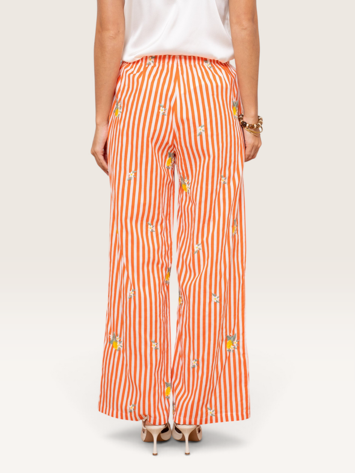Pantalon large Sable_blanc_collection en coton rayé orange et blanc avec motif citrons, vue arrière