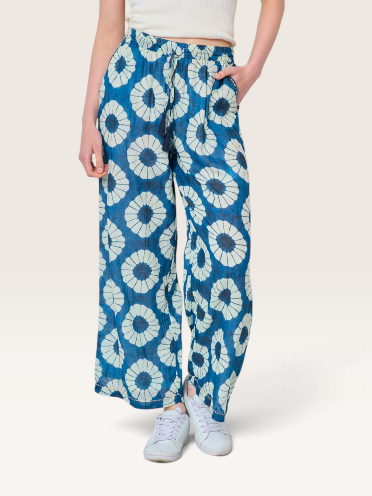 Pantalon Sunny Sable_blanc_collection en coton bleu à motif floral blanc, coupe large et taille élastique