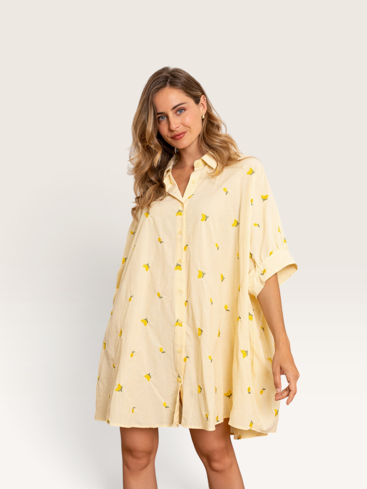 Robe chemise Sable_blanc_collection jaune à motif citrons, coupe ample et décontractée avec col classique