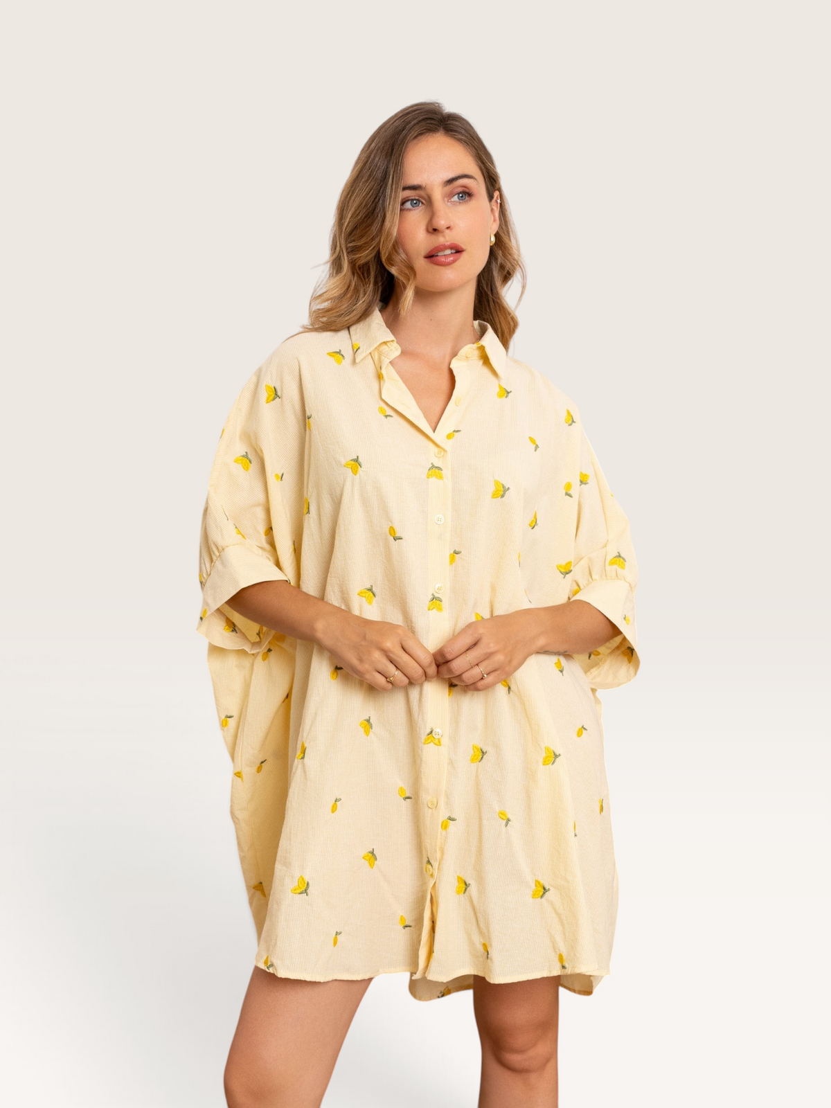 Robe chemise Sable_blanc_collection jaune à motif citrons, coupe ample et manches mi-longues pour femme