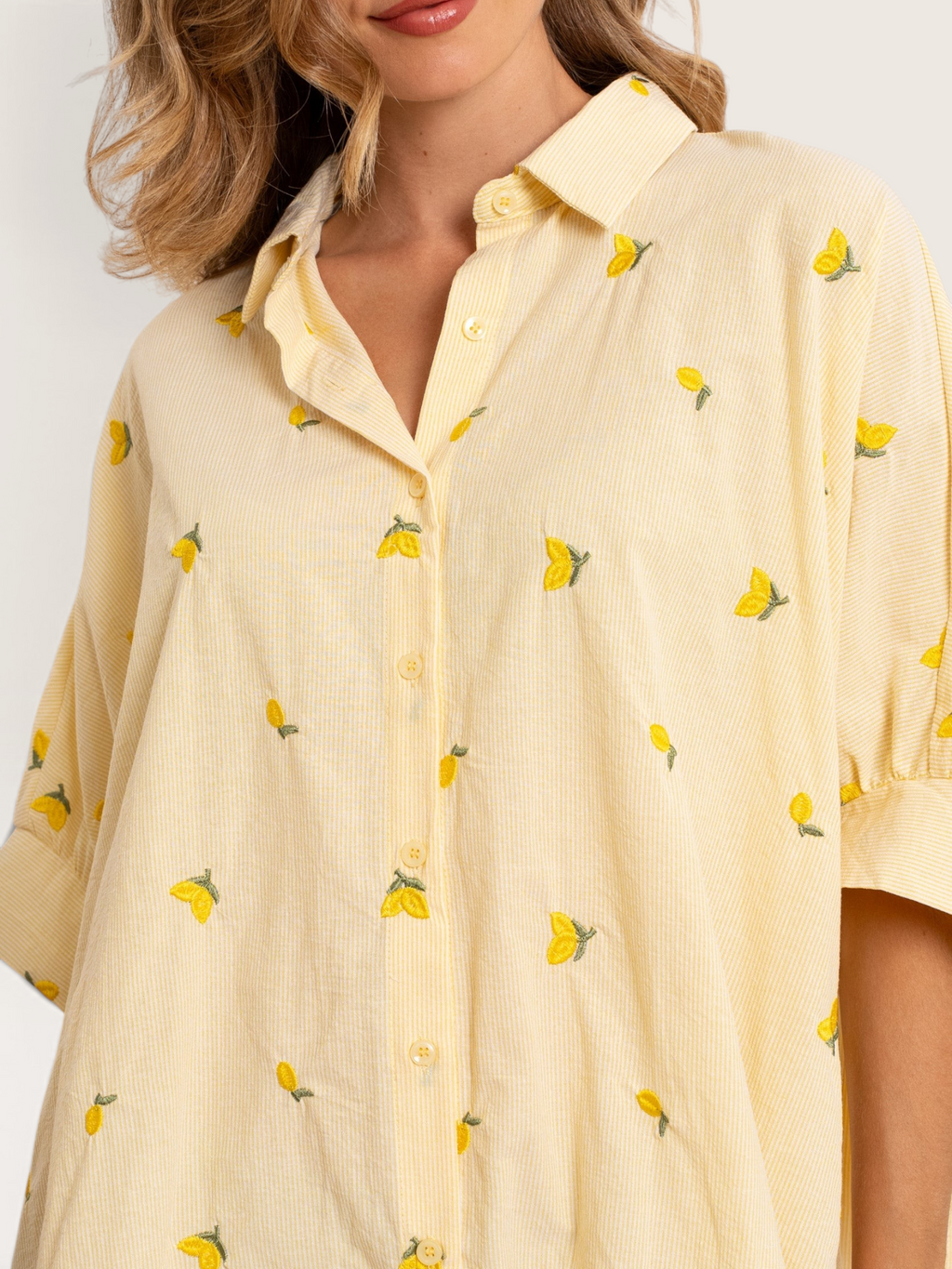 Robe chemise Sable_blanc_collection jaune à rayures fines et broderies de citrons, col classique et manches courtes