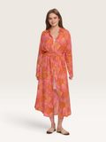 Robe chemise longue Sable_blanc_collection en modal orange et rose avec imprimé coquillages et ceinture à nouer