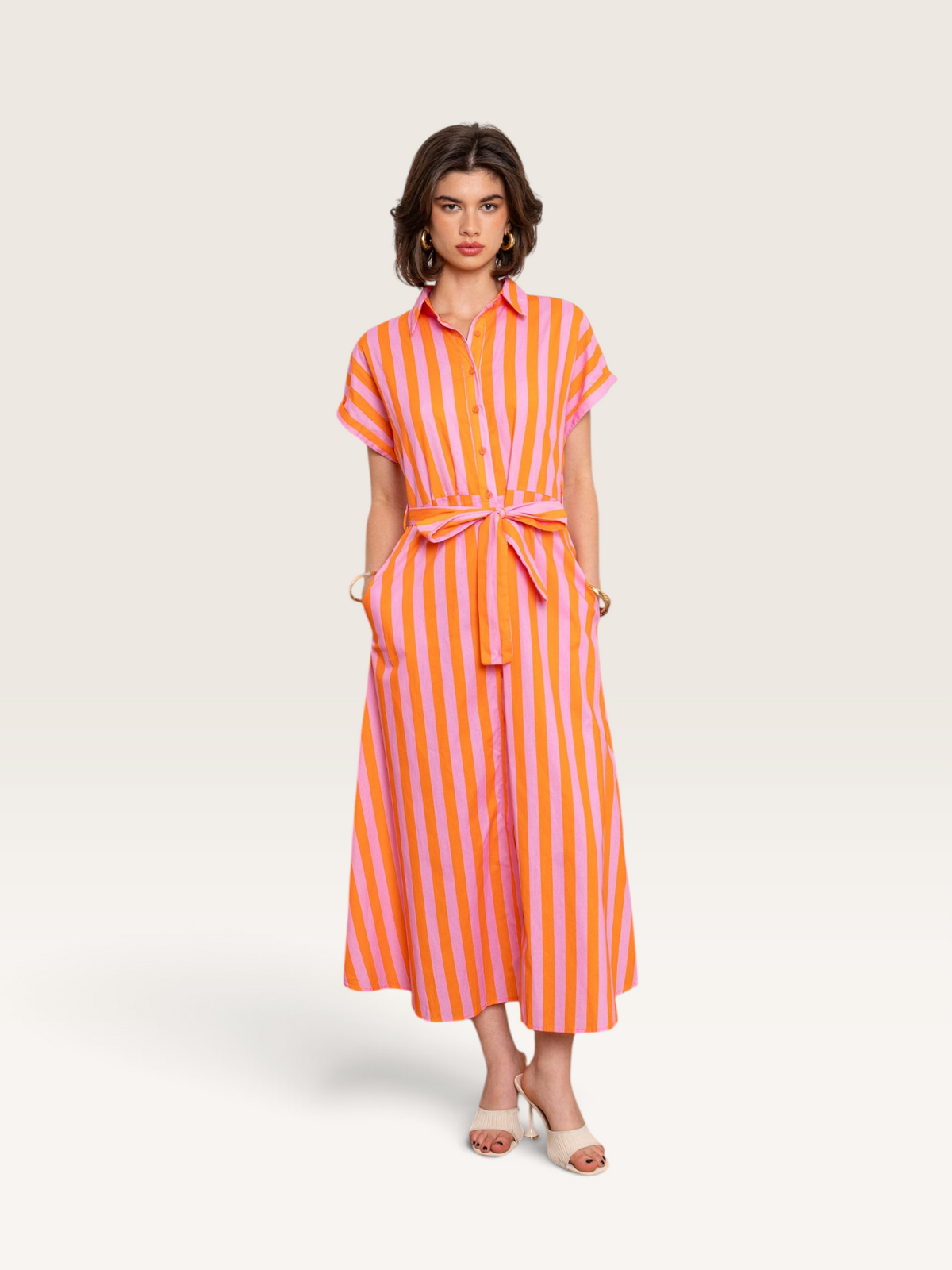 Modèle portant une robe chemise Sable_blanc_collection rayée rose et orange en coton avec ceinture à nouer