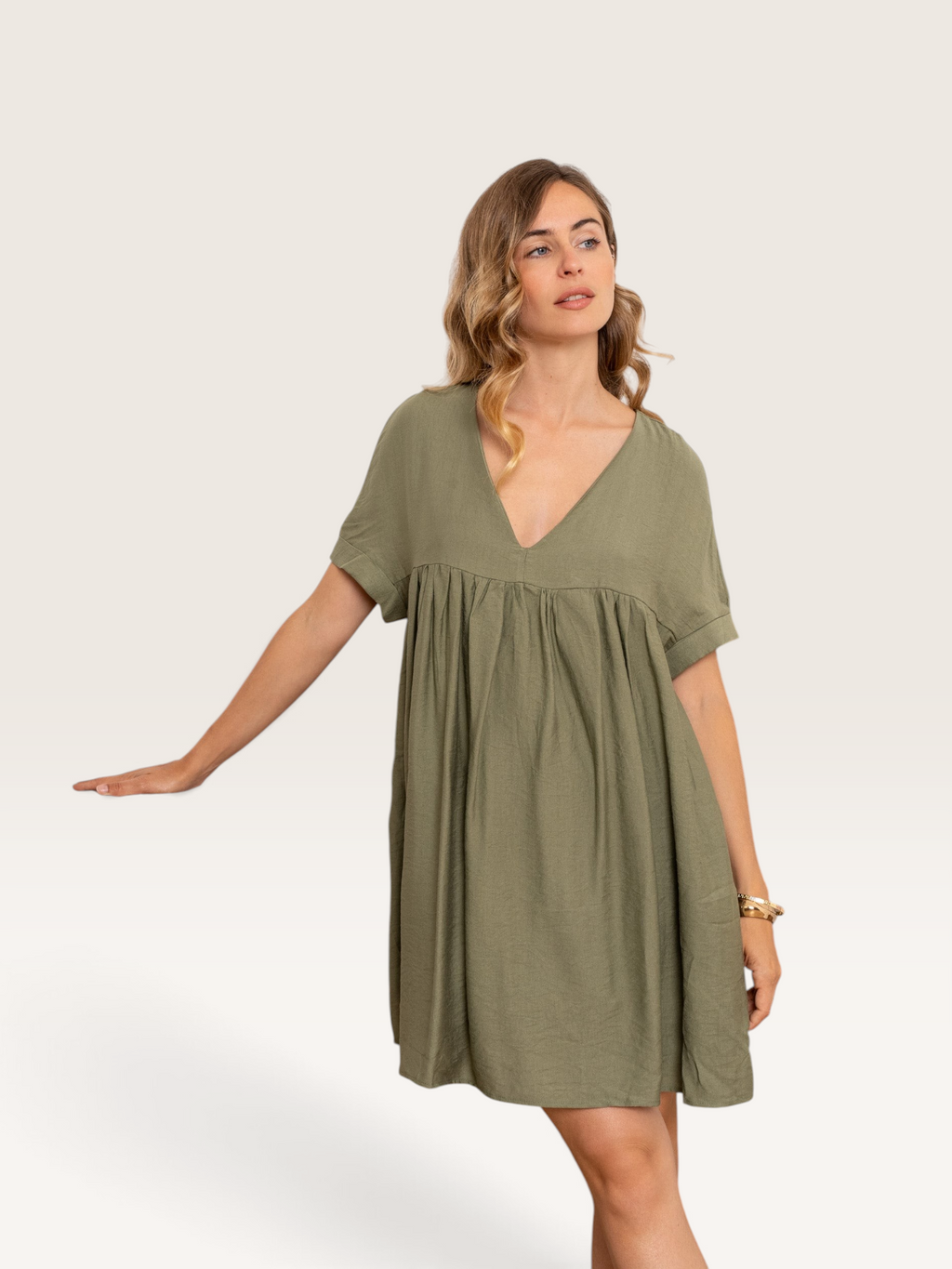 Robe courte en coton vert kaki Sable_blanc_collection avec col en V et coupe évasée portée par une femme