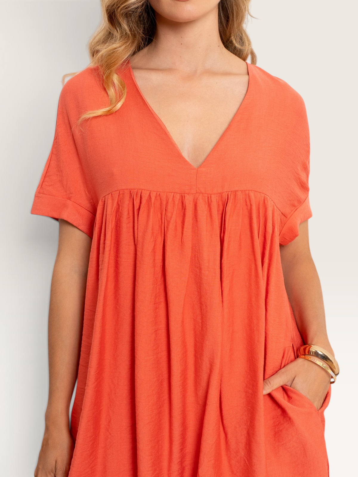 Robe courte Sable_blanc_collection en coton orange avec col en V et manches courtes