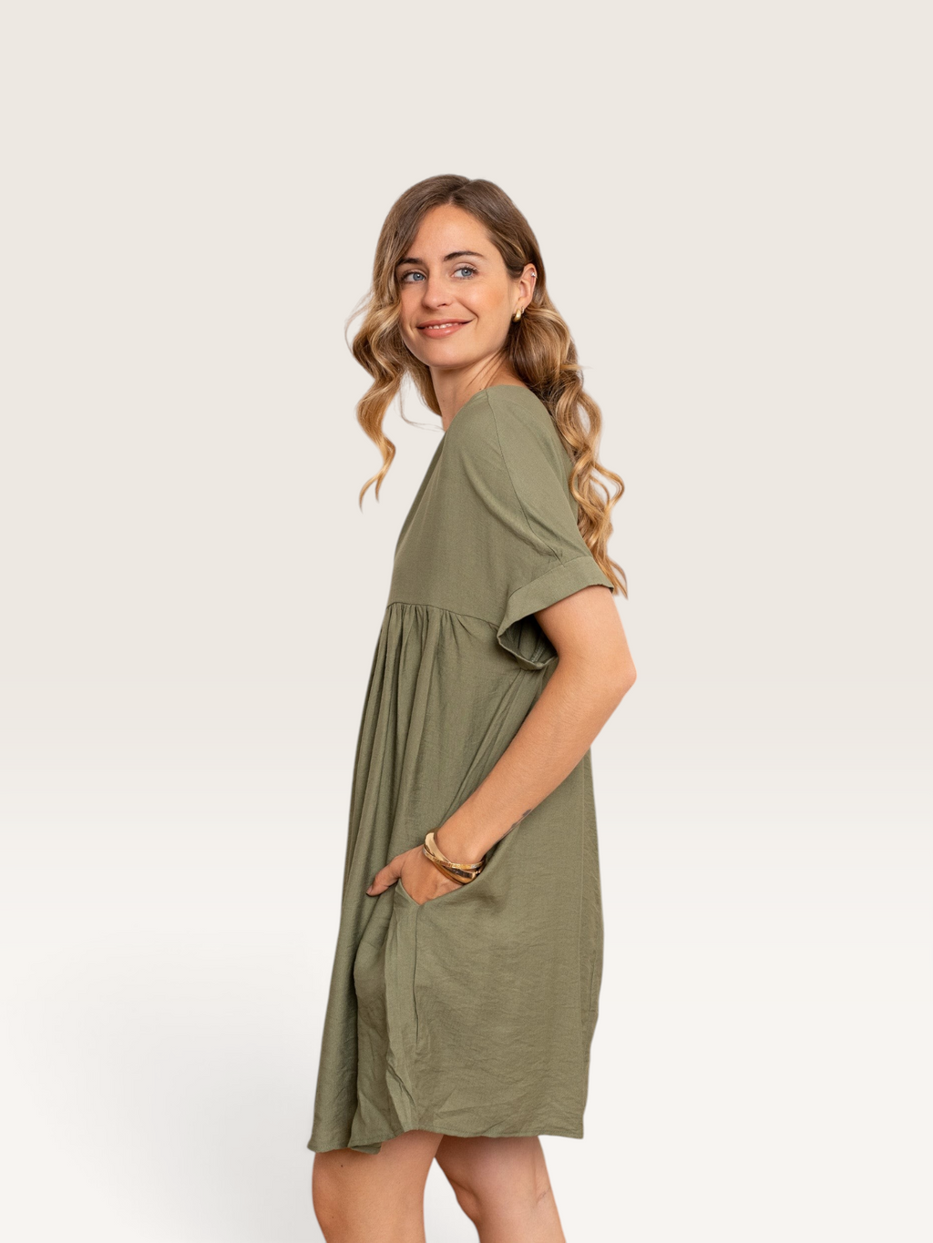 Robe courte Sable_blanc_collection en coton kaki avec poches latérales portée par une femme souriante