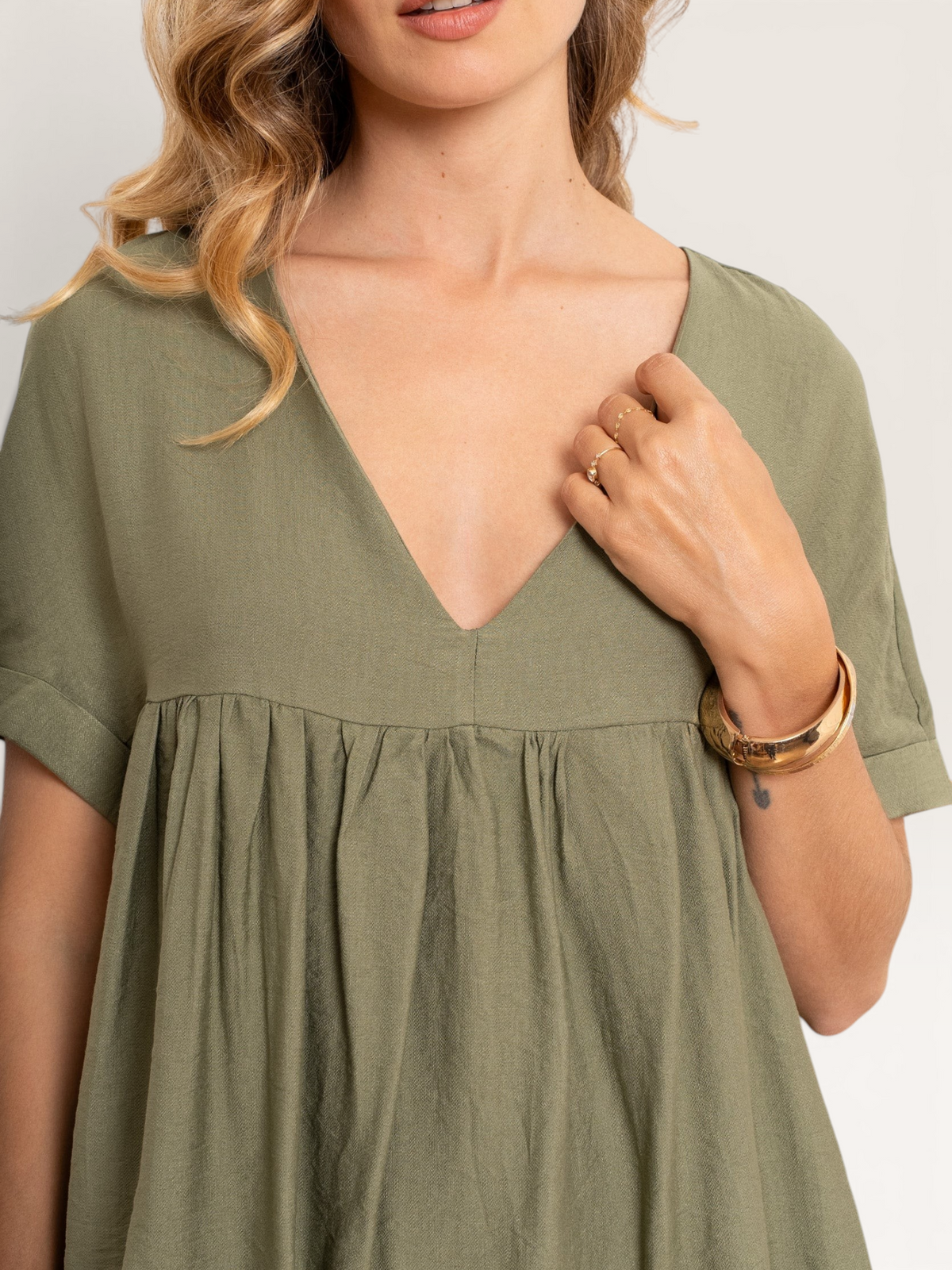Robe courte Sable_blanc_collection en coton vert kaki avec décolleté en V et manches courtes