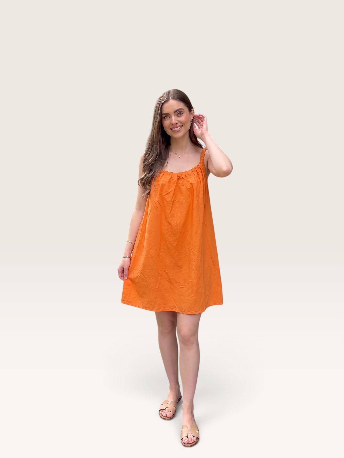 Modèle portant une robe courte orange en popeline 100% coton de la marque Sable_blanc_collection
