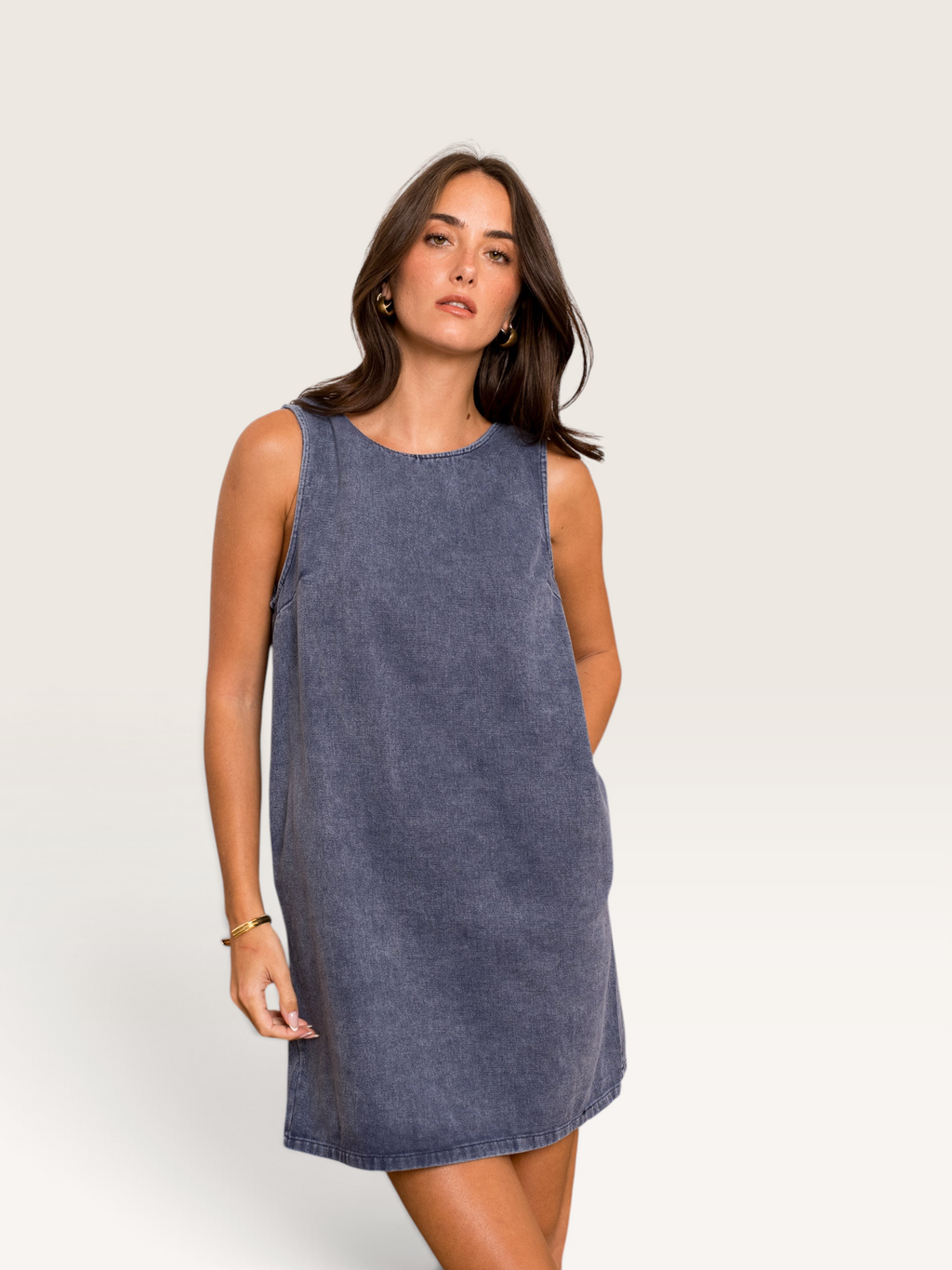 Modèle portant une robe courte en jean bleu délavé 100% coton de la marque Sable_blanc_collection