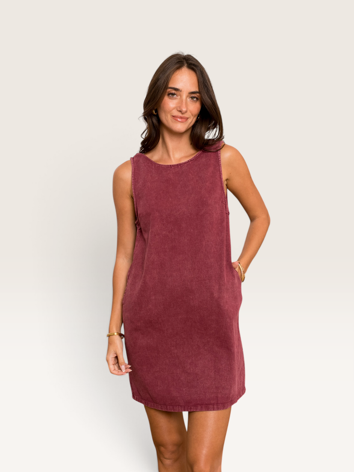 Modèle portant une robe courte en jean bordeaux 100% coton sans manches de la marque Sable_blanc_collection