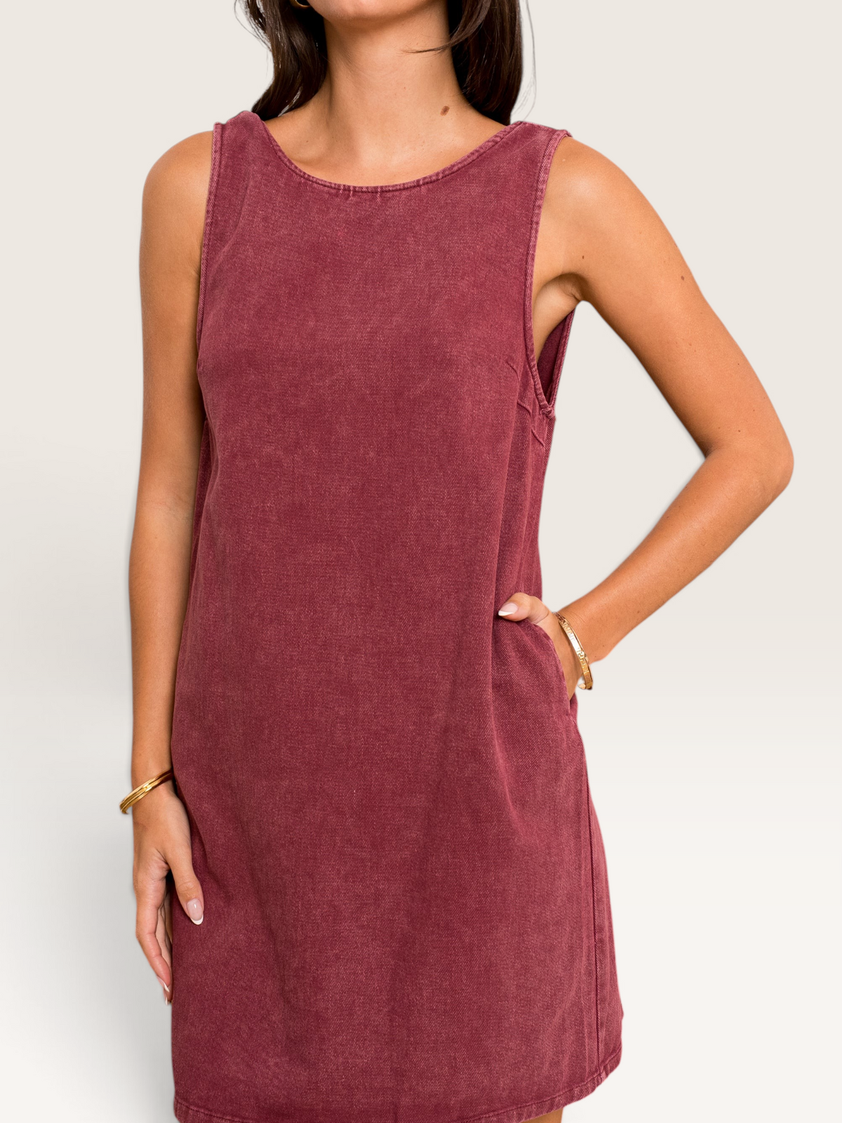 Robe courte en jean bordeaux 100% coton avec poches latérales, portée par une femme, Sable_blanc_collection