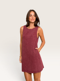 Femme portant une robe courte en jean bordeaux 100% coton de la marque Sable_blanc_collection