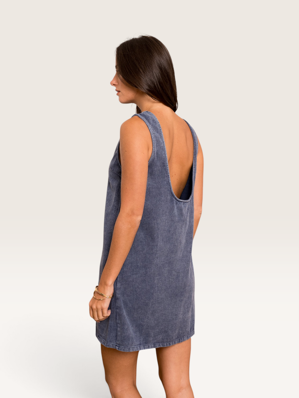 Robe courte en jean bleu Sable_blanc_collection avec dos nu, coupe droite en coton, vue de profil