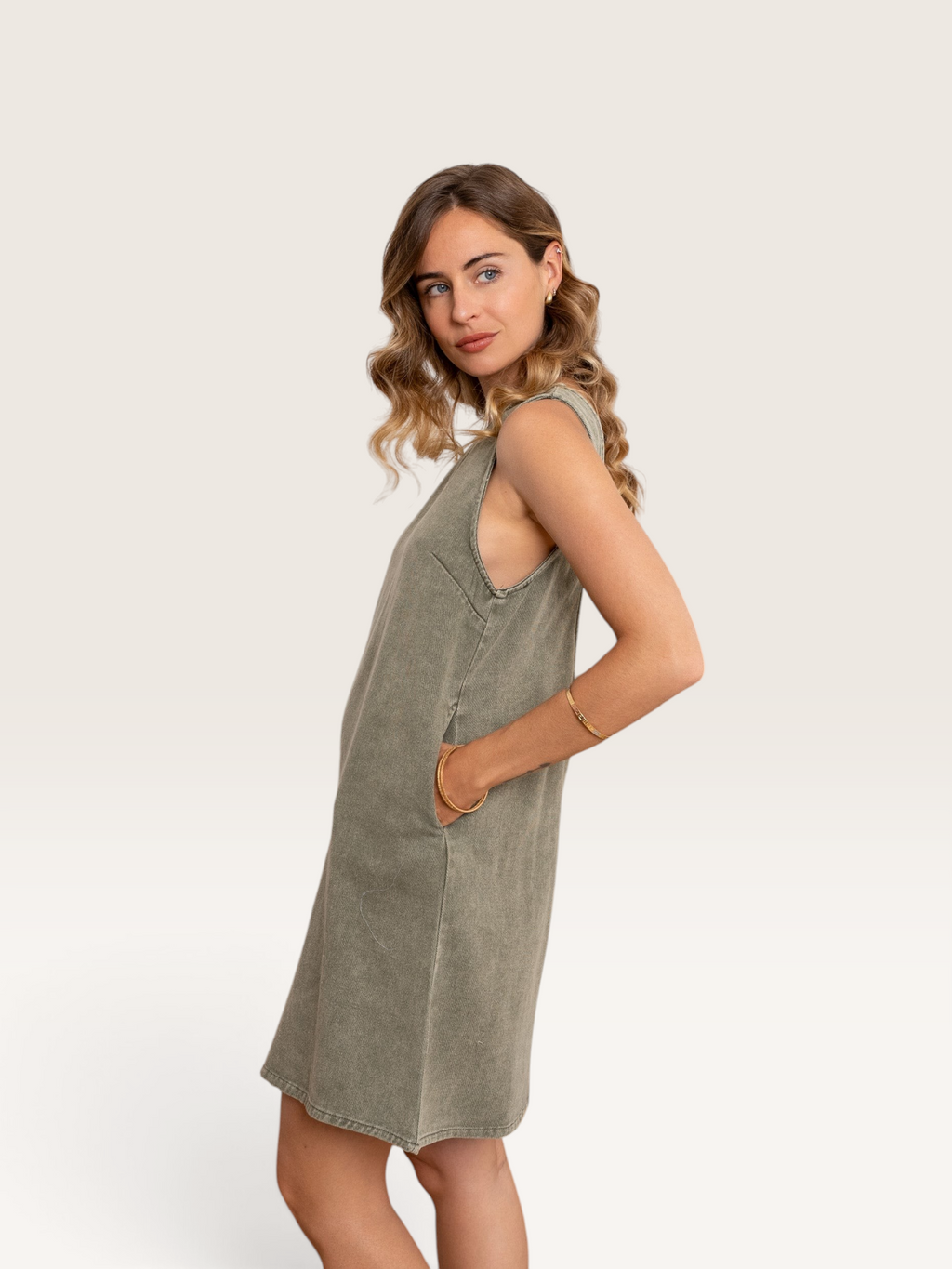 Robe courte en jean Sable_blanc_collection vert kaki sans manches en coton avec poches latérales