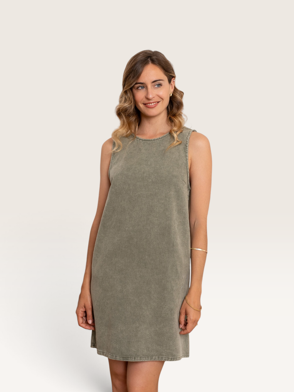 Femme portant une robe courte en jean Sable_blanc_collection vert kaki sans manches en coton