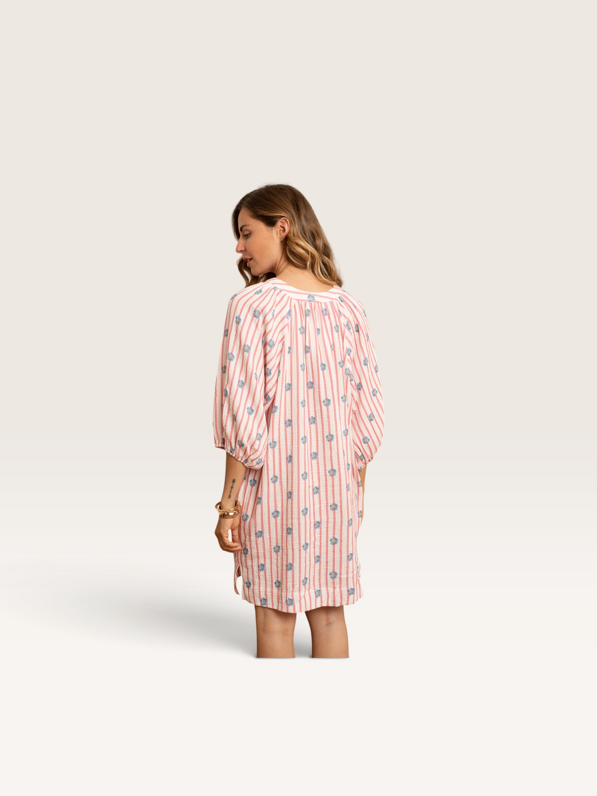 Vue arrière de la robe Kilky Sable_blanc_collection à rayures roses et motifs floraux bleus, coupe décontractée
