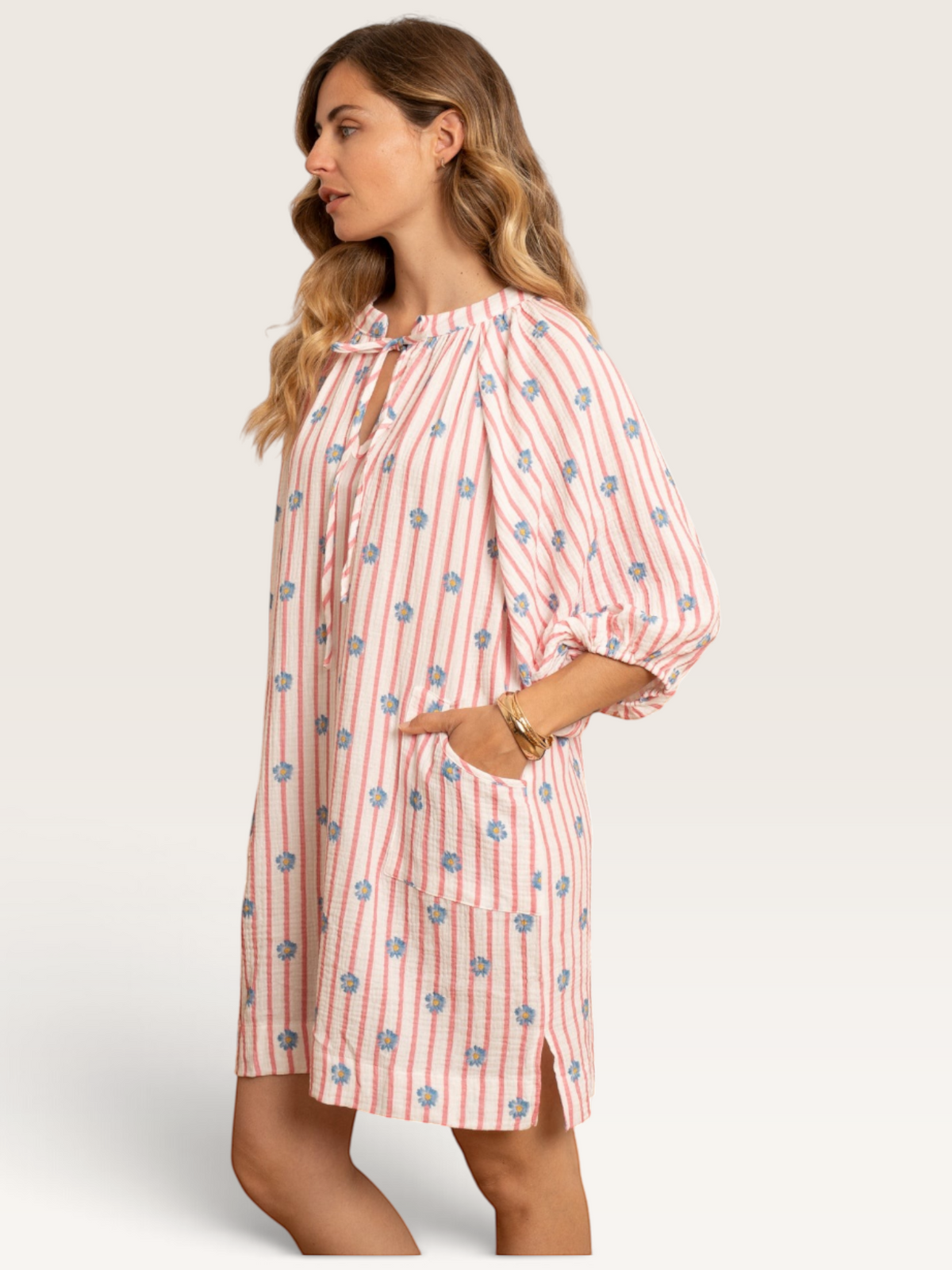 Robe courte Kilky Sable_blanc_collection à rayures roses et fleurs bleues, manches bouffantes et poches latérales