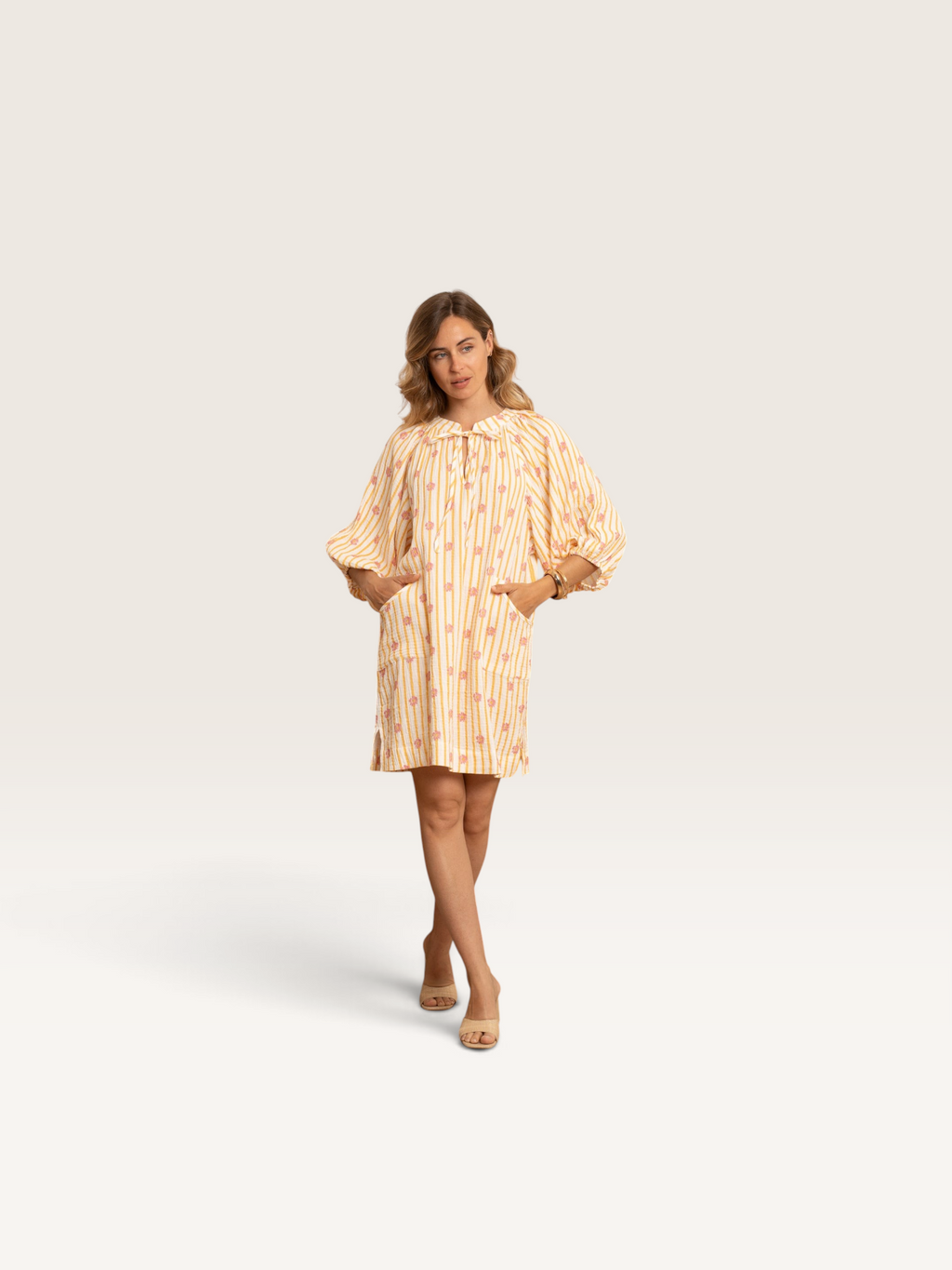 Robe courte Kilky Sable_blanc_collection à rayures jaunes et motifs floraux roses, manches bouffantes et col noué.