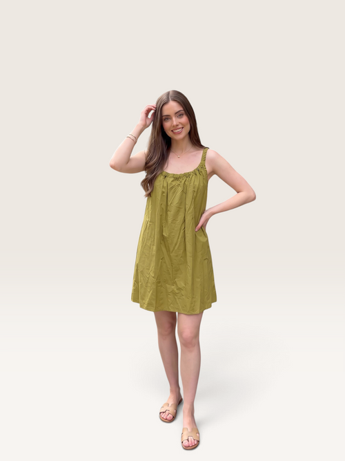 Robe courte Sable_blanc_collection en popeline de coton vert olive à encolure froncée portée par une femme